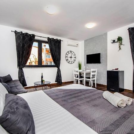 Deluxe Apartments A&A - 2 로비니 외부 사진