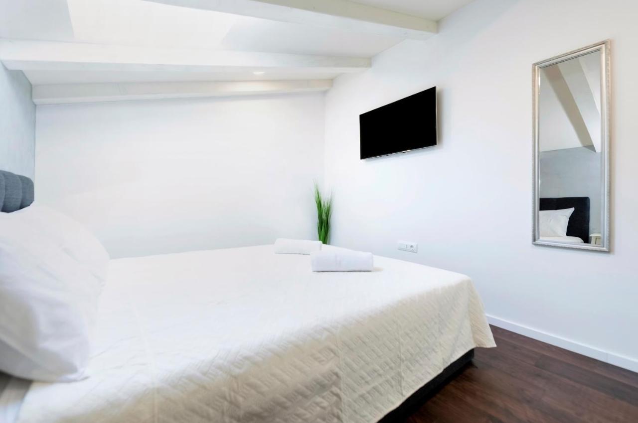 Deluxe Apartments A&A - 2 로비니 외부 사진
