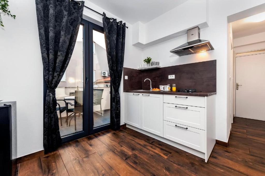 Deluxe Apartments A&A - 2 로비니 외부 사진