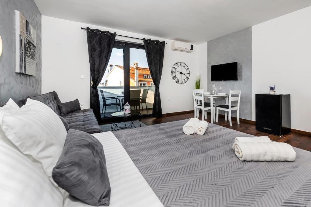 Deluxe Apartments A&A - 2 로비니 외부 사진