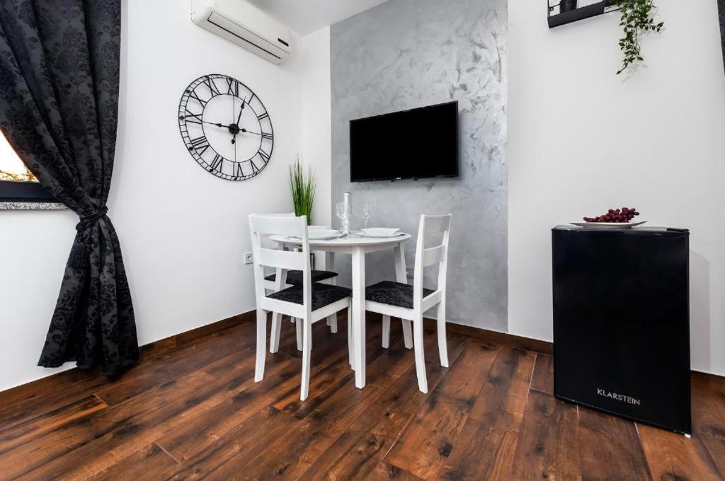 Deluxe Apartments A&A - 2 로비니 외부 사진