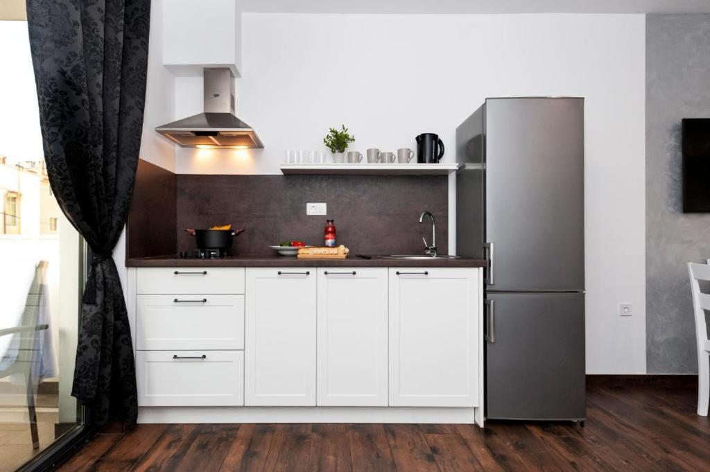 Deluxe Apartments A&A - 2 로비니 외부 사진