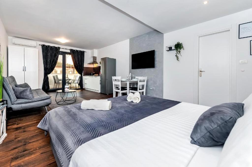 Deluxe Apartments A&A - 2 로비니 외부 사진