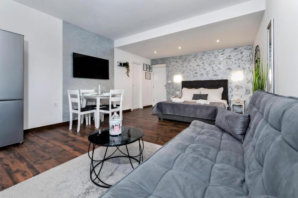 Deluxe Apartments A&A - 2 로비니 외부 사진