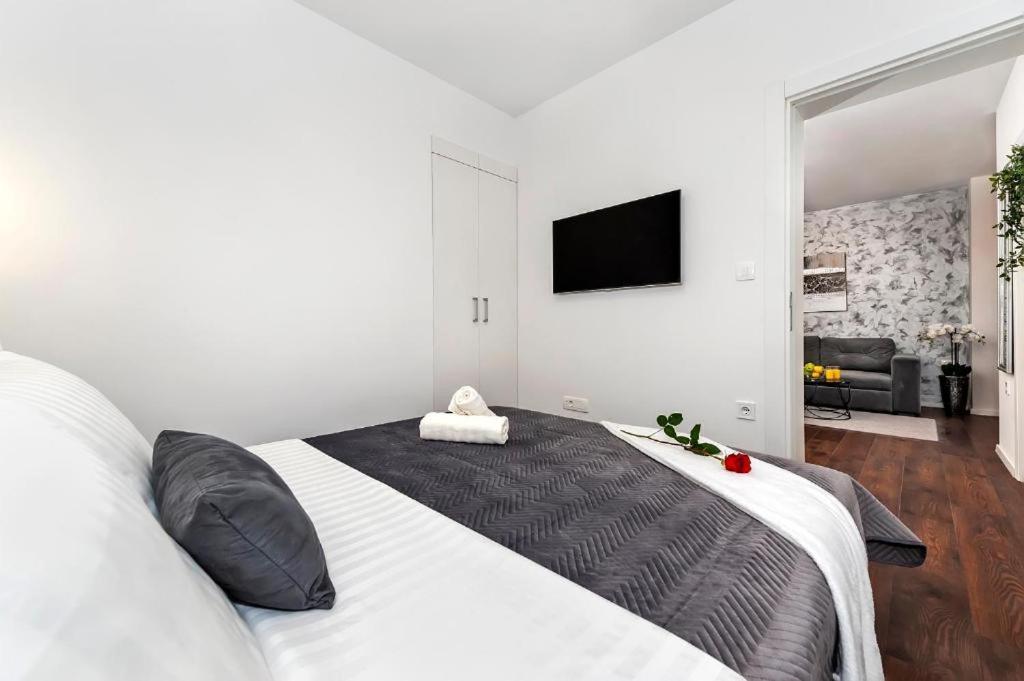 Deluxe Apartments A&A - 2 로비니 외부 사진