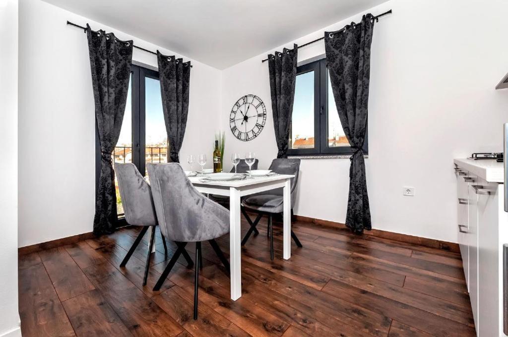 Deluxe Apartments A&A - 2 로비니 외부 사진